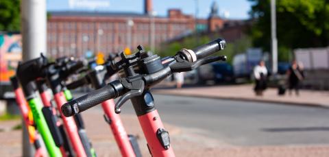 Sähköpotkulaudat pysäköintiruudussa.