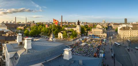 Ilmakuva keskustorista raatihuoneelta päin. Torilla kojuja ja ihmisiä.