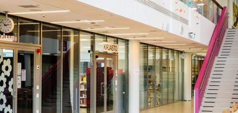 Vuoreksen kirjastotila Vuores-talon aulasta. 