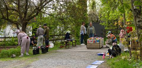 The picture shows people in Haihara. People have gathered together for a spring event with urban farming and cultural content.