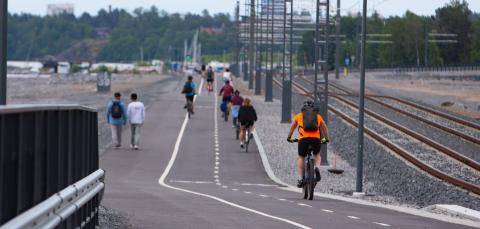 Jalankulkijoita ja pyöräilijöitä Näsisaaressa kesällä.