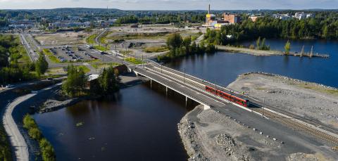Tram seen from the air crossing the Pölkkylänsalmi bridge from Hiedanranta to Näsisaari.