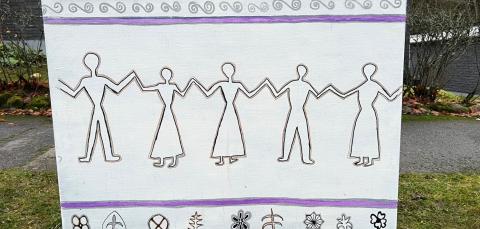 Drawn dancers on an electrical box