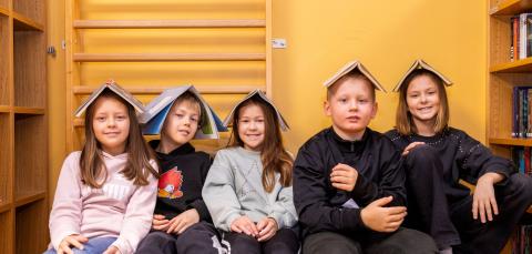 Lapsia kirjojen kanssa.