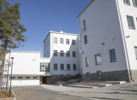 Perusparannaten Pispalan koulun ulkokuva aurinkoisella säällä.