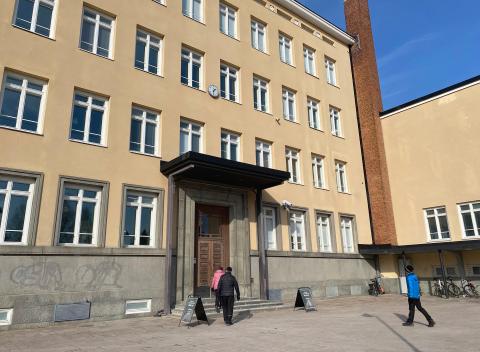 Ihmisiä menossa sisään Nekalan kulttuurikeskuksen pääovesta.