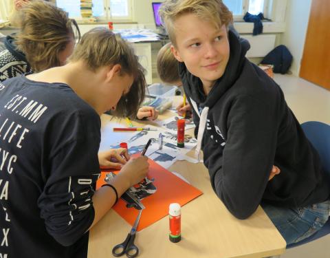 oppilaat tekevät ryhmätyönä vastamainosta