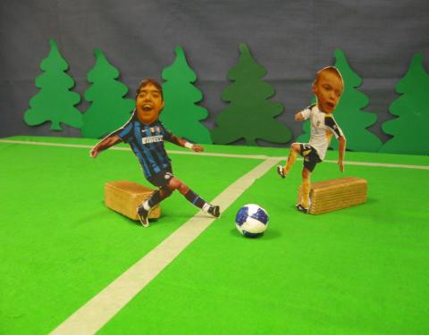 oppilaiden tekemät animaatiohahmot pelaaava jalkapalloa