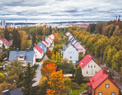 Etualalla puutaloja ja puustoa. Horisontissa näkyy esimerkiksi Näsinneula.