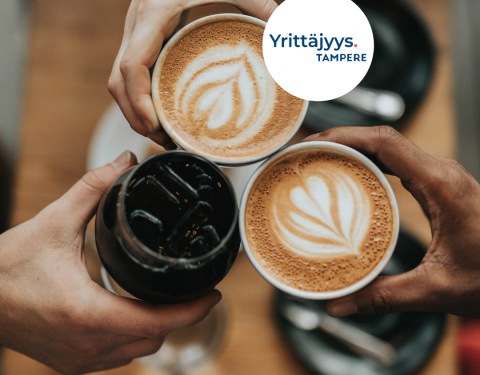 Kahvikupit pöydän yllä