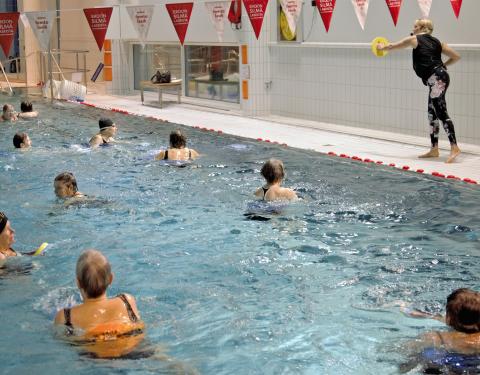 Vesijumppaa Tesoman uimahallissa.