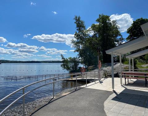 Ramp and part of the changing room building at Pyynikki Accessible Beach.