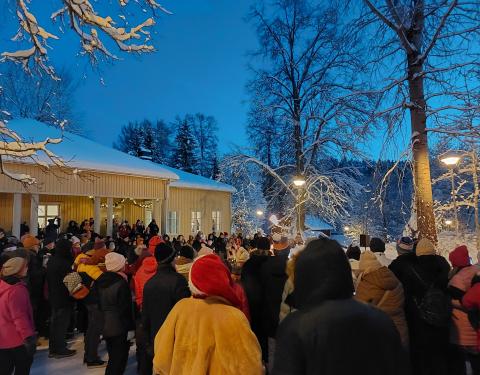 Talvella paljon ihmisiä kerääntynyt katsomaan tulishowta. Taustalla Haiharan kartano
