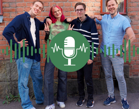 Kolme nuorta ja Nuorten työllisyysohjelman koordinaattori Olli Sillanpää seisovat tiiliseinän edessä ja hymyilevät kameralle.