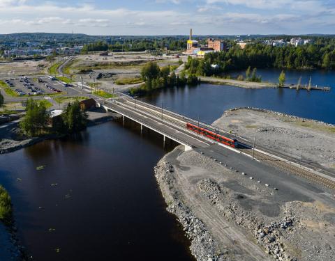 Kuvassa ratikka ylittämässä Pölkkylänsalmen siltaa Hiedanrannasta Näsisaareen.
