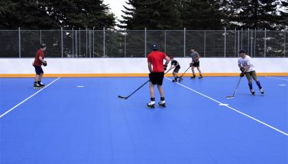 Kaukalossa pelataan rullakiekkoa.