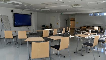 Classroom T47 in Sampola includes a lot of space, tables and chairs.