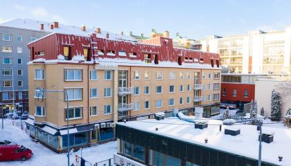 Kerrostalo, jonka ullakkokerrokseen on tehty täydennysrakennuttamista.