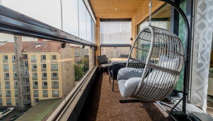 Parveke näkymä, josta näkyyn katua ja vastapäivet kerrostalot.