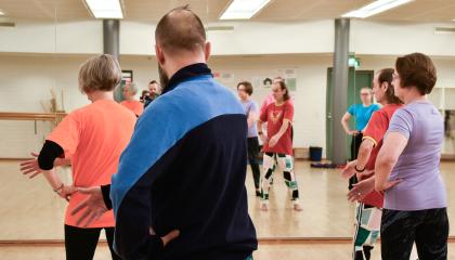 Chikung-treenit peilisalissa. Kuvassa henkilöt staattisessa liikkeessä.