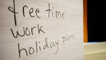 Englanninkielisiä sanoja fläppitaululle kirjoitettuna.