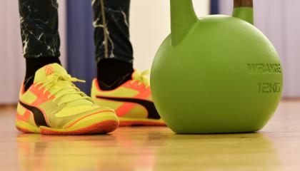 Kahvakuula lattialla. Henkilö seisoo vieressä.