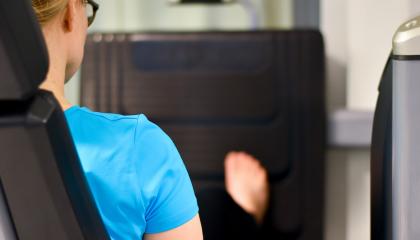 Henkilö tekee kuntosalitreeniä.