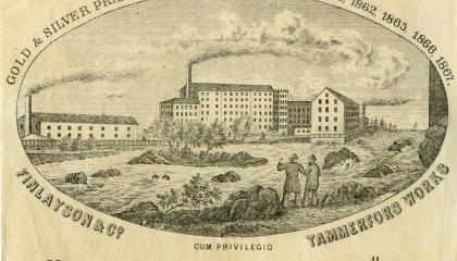 Finlaysonin tehtaan tuotelappu. Maisemassa tehdasrakennuksia, joista tupruttaa savua ja kaksi ihmistä katselemassa.