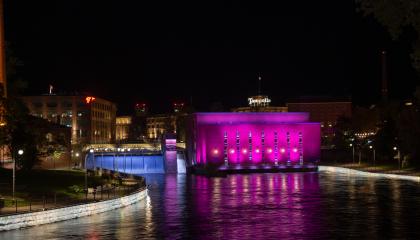 Tammerkoski sinisessä ja keskivoimala pinkissä valaistuksessa pimeän aikaan.