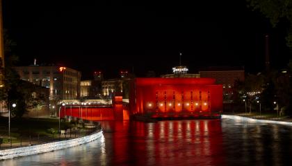 Tammerkoski ja keskivoimala pimeän aikaan punaisessa valaistuksessa.