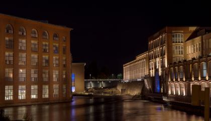 Tammerkosken yläjuoksu pimeän aikaan arkivalaistuksessa.