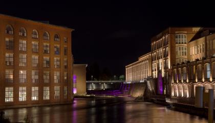 Tammerkosken yläjuoksu pimeän aikaan violetissa valaistuksessa