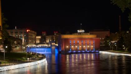 Tammerkoski ja keskivoimalan julkisivu pimeän aikaan viikonloppuvalaistuksessa.