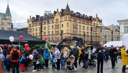 Ihmisiä Keskustorilla Tampereen päivänä.