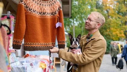 Henkilö katsoo villapaitaa.