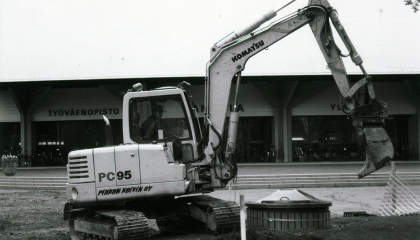Kaivinkone Sampolan edessä.