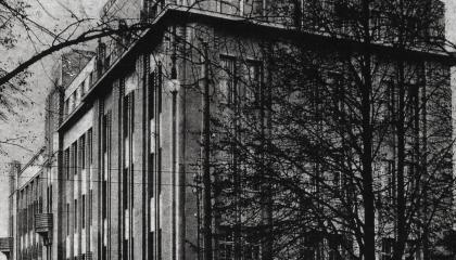 Vanha työväentalo. Etualalla on puita.