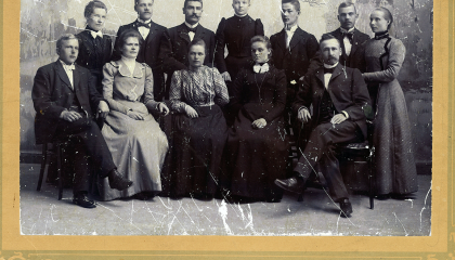 Ryhmäkuva työväenopiston huvitoimikunnasta. Kuvassa 12 henkilöä kahdessa rivissä.