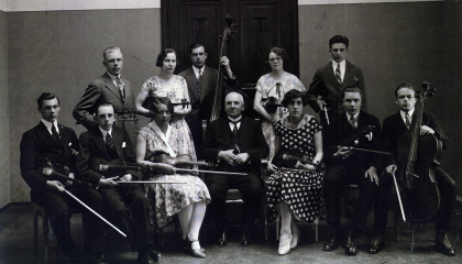 Viulunsoittajaryhmä, jolla on soittimet kädessään.