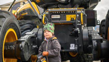 Lapsi Isot koneet -tapahtumassa Keskustorilla.