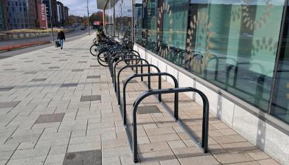 Pyörätelineitä Ratinan kaupppakeskuksen seinustalla.