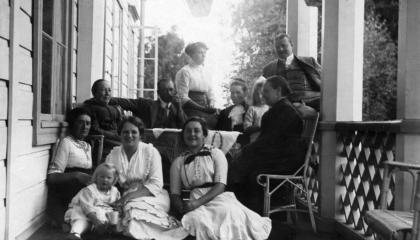 The owners of Haihara with their relatives on the manor’s porch.