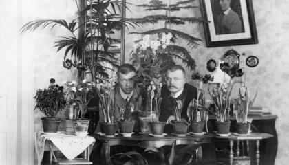 Ragnar and Bertel Grahn have fun behind the plants in Haihara.