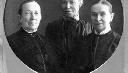 The three mistresses of Haihara pose in the potret.