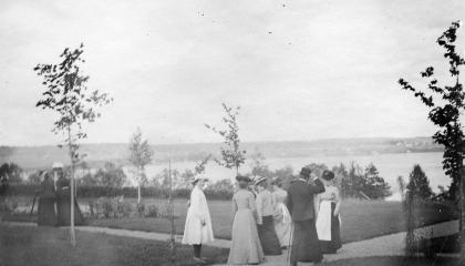 Gentlemen and ladies walking in Haihara Park.