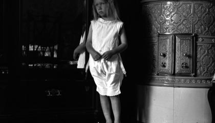 A little girl stands barefoot in front of Haihara's kakluna.