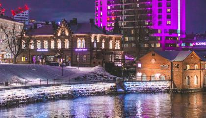 Hotelli Ilves pinkissä valaistuksessa.