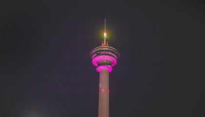 Näsinneula pinkissä valaistuksessa.