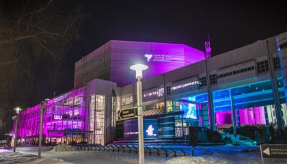 Tampere-talo pinkissä valaistuksessa.