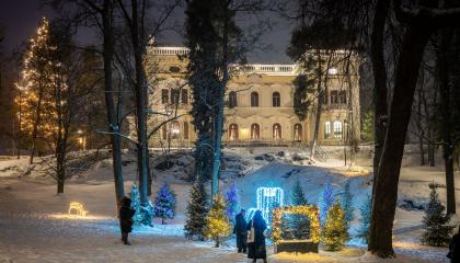 Milavida pimeän aikaan valaistuna. Edessä valoteos.